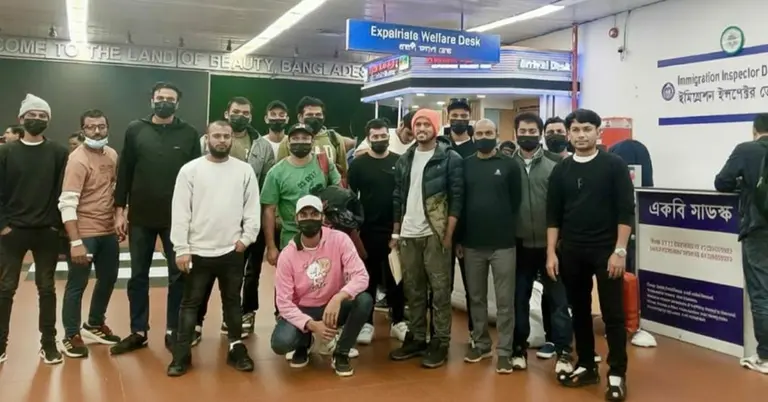 যুক্তরাষ্ট্র থেকে ফেরত আসা বাংলাদেশিরা